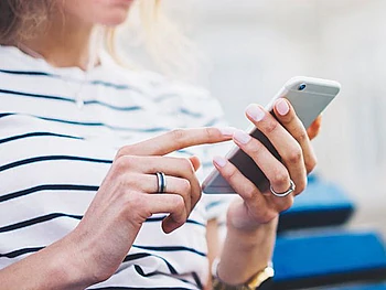 MUJER CON TELÉFONO